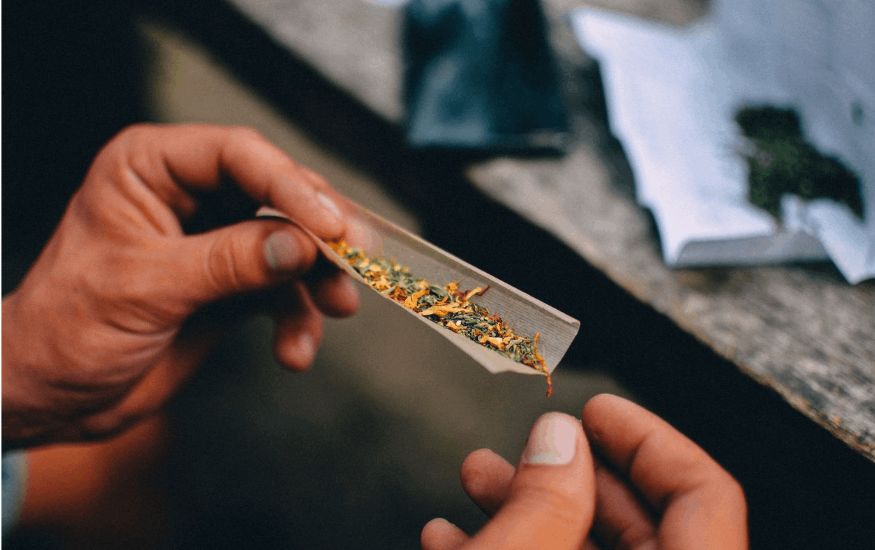 Most beginners find it easy to learn how to roll a joint using larger rolling papers, while the experts may prefer smaller, thinner papers for a more concentrated smoking session. 